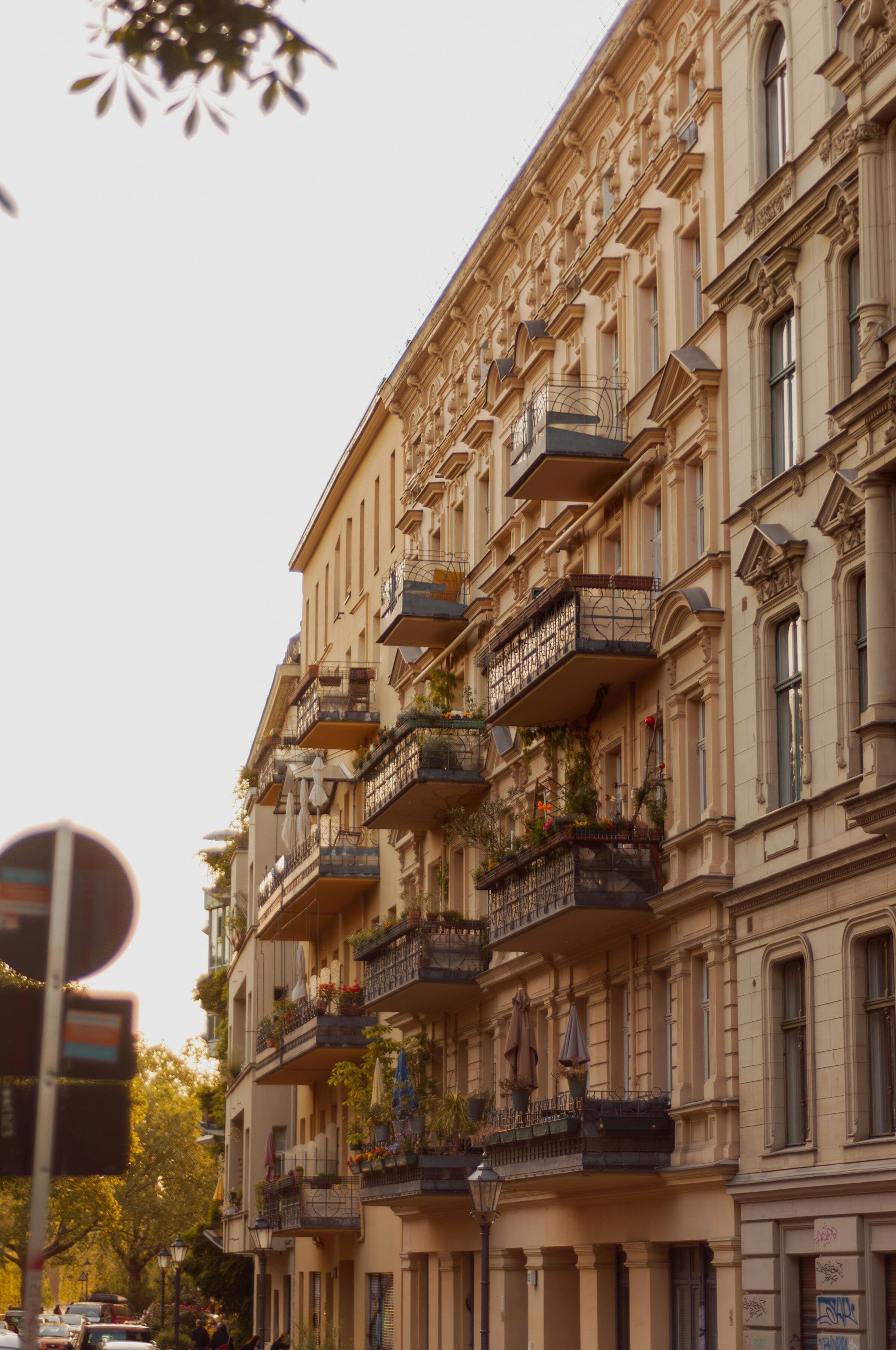 Klassische Berliner Gründerzeit-Bestandsimmobilie mit ornamentaler Fassade, exemplarisch für Asset Management